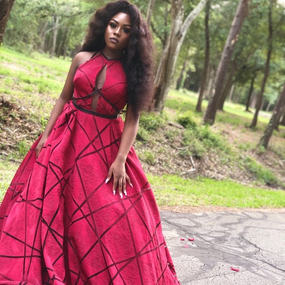 Elegant gown - Picture 2 of 6